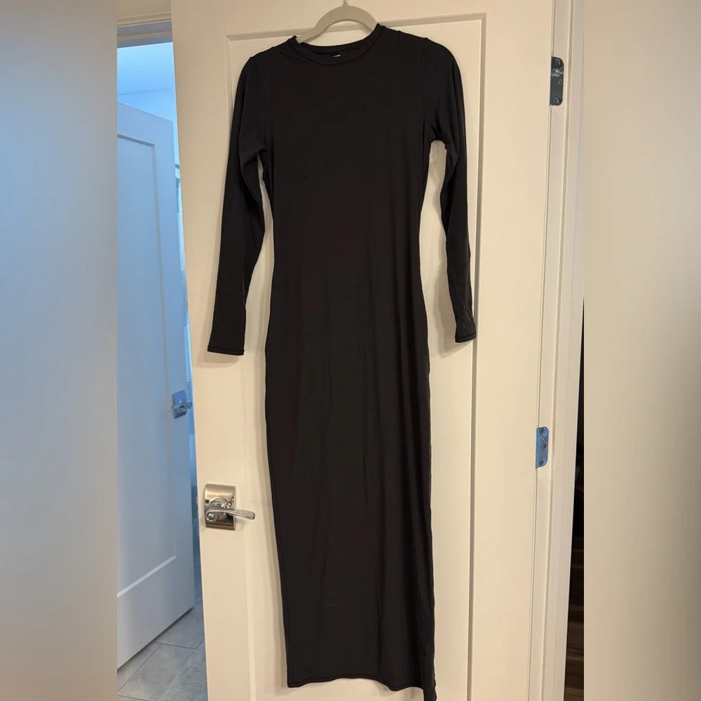 SKIMS maxi dress
Fits Everybody Crew Neck
Long Sleeve Dress - Picture 8 of 8